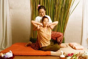 タイ古式マッサージは、全身を解す深いストレッチと、生命エネルギーの流れを整える「セン」への的確な圧が特徴