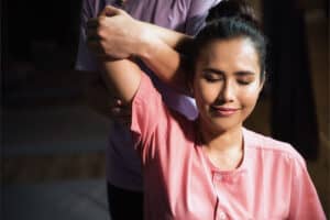 タイ古式マッサージは、全身を解す深いストレッチと、生命エネルギーの流れを整える「セン」への的確な圧が特徴